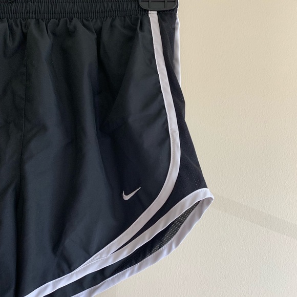 Nike women’s tempo shorts in black size x-small - Picture 2 of 4